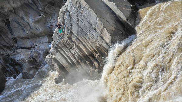 红牛助力“扁带侠”张亮成功横走金沙江