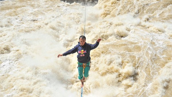 红牛助力“扁带侠”张亮成功横走金沙江