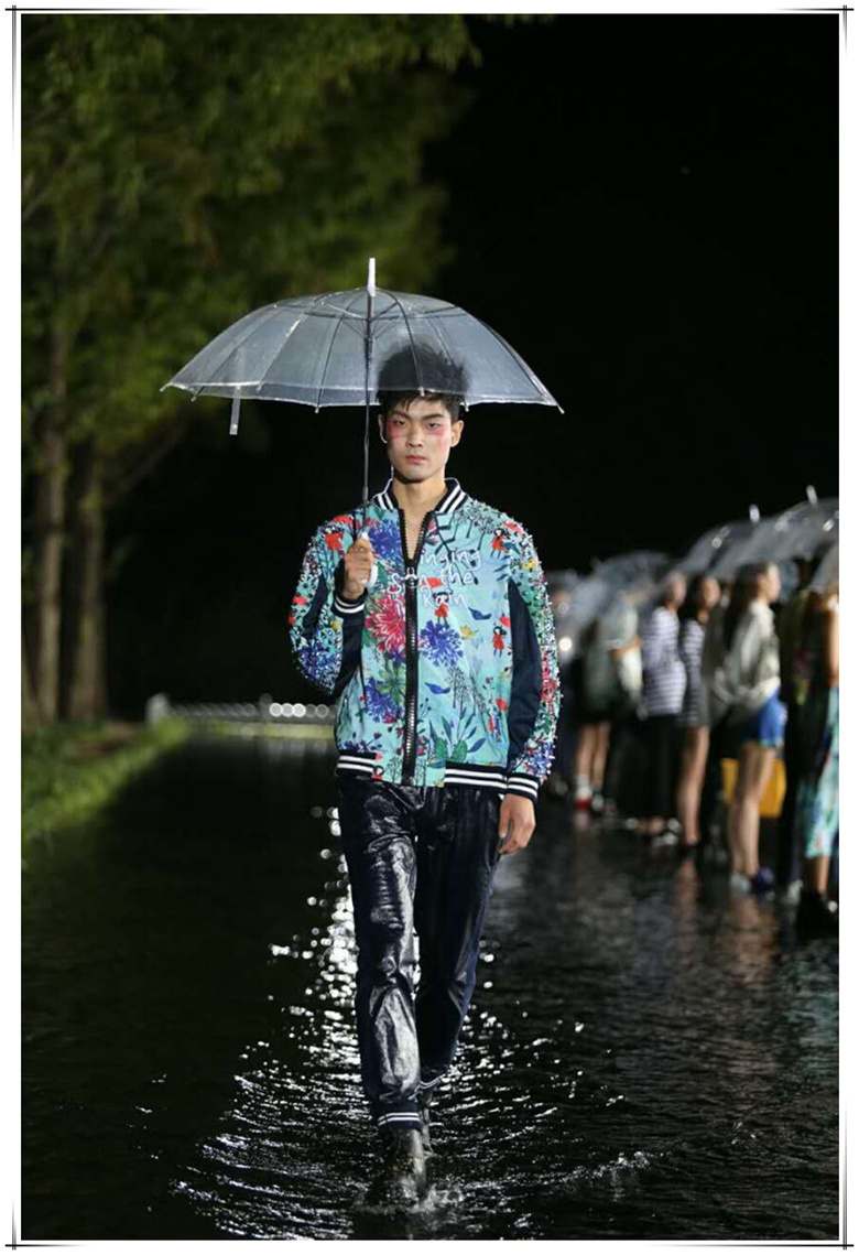 首尔镜池上演“雨中曲”模特秀引围观