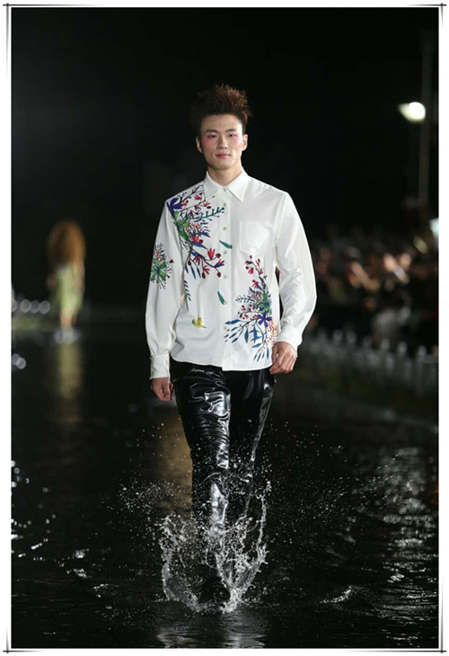 首尔镜池上演“雨中曲”模特秀引围观