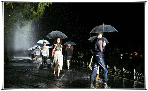 首尔镜池上演“雨中曲”模特秀引围观