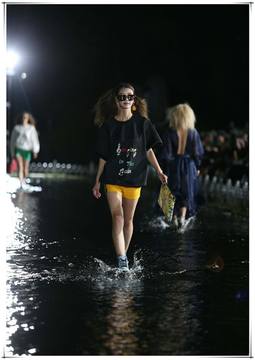 首尔镜池上演“雨中曲”模特秀引围观