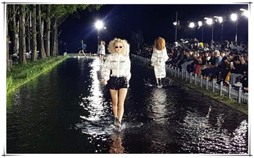 首尔镜池上演“雨中曲”模特秀引围观