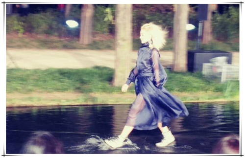 首尔镜池上演“雨中曲”模特秀引围观