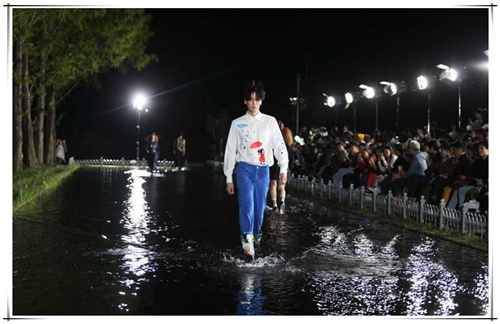 首尔镜池上演“雨中曲”模特秀引围观