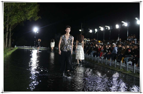 首尔镜池上演“雨中曲”模特秀引围观