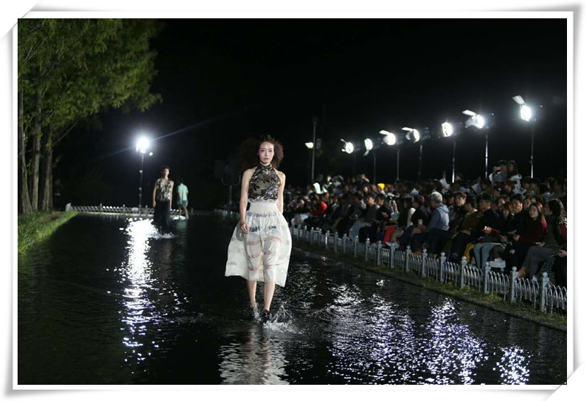 首尔镜池上演“雨中曲”模特秀引围观